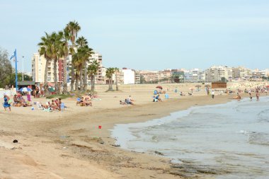 Torrevieja şehirde plaj alanı.