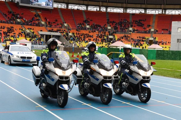 Motosiklet trafik polisi trafik güvenliği sağlar — Stok fotoğraf