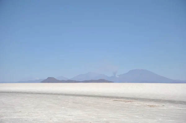 Vulcano attivo vicino al lago di Uyuni — Foto Stock