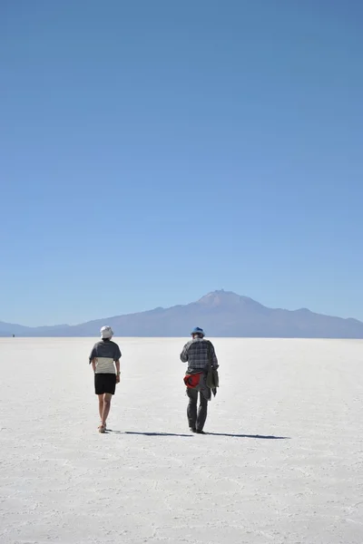 Tourists on the Uyuni salt flats, dried up salt lake in Altiplano — Stock Photo, Image