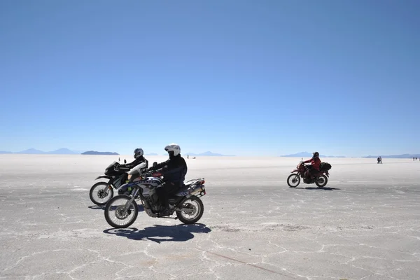 Tourists on the Uyuni salt flats, dried up salt lake in Altiplano — Stock Photo, Image