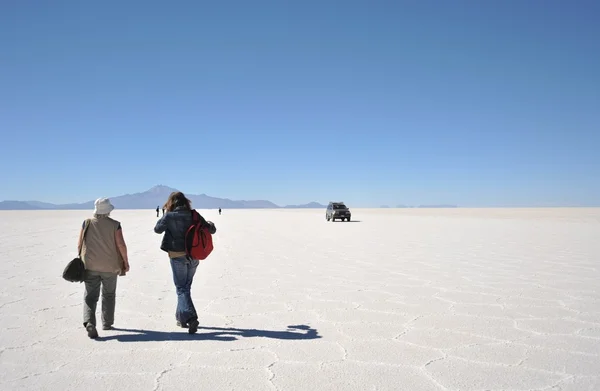 Turisti sulle saline di Uyuni, prosciugato il lago salato di Altiplano — Foto Stock