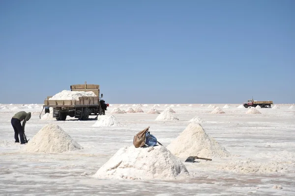 Salt production on the Uyuni salt flats — Stock Photo, Image