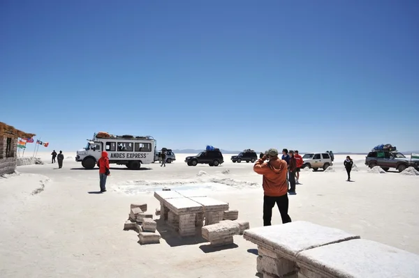 Turistas nos apartamentos de sal de Uyuni, secou lago de sal no Altiplano — Fotografia de Stock