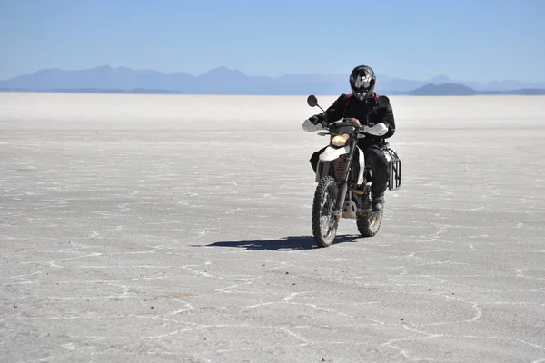 Turisté na sůl byty Uyuni, vyschla, slané jezero v Altiplano — Stock fotografie