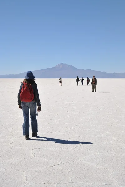 Uyuni tuz daireler, turistlere Altiplano Tuz Gölü kurudu — Stok fotoğraf