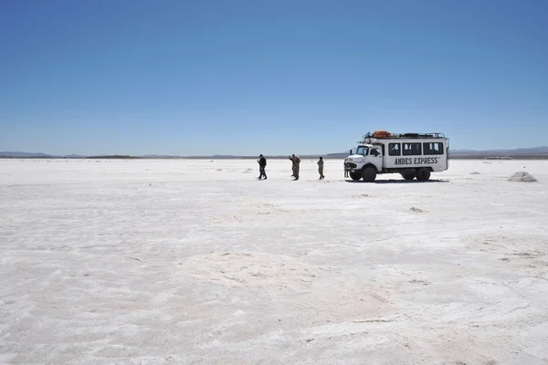 Tourists on the Uyuni salt flats, dried up salt lake in Altiplano — Stock Photo, Image
