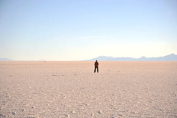 Tourists on the Uyuni salt flats, dried up salt lake in Altiplano — Stock Photo, Image