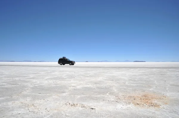 Touristes sur les plaines salées d'Uyuni, lac salé asséché en Altiplano — Photo