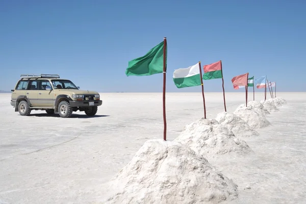 Turisti sulle saline di Uyuni, prosciugato il lago salato di Altiplano — Foto Stock