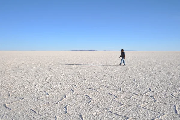 Tourists on the Uyuni salt flats, dried up salt lake in Altiplano — Stock Photo, Image