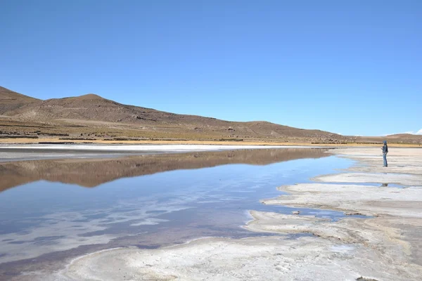 Turisták az Uyuni só lakások, kiszáradt sós tó határán — Stock Fotó