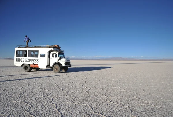 Tourists on the Uyuni salt flats, dried up salt lake in Altiplano — Stock Photo, Image