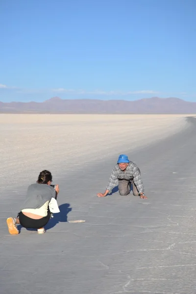 Tourists on the Uyuni salt flats — Stock Photo, Image