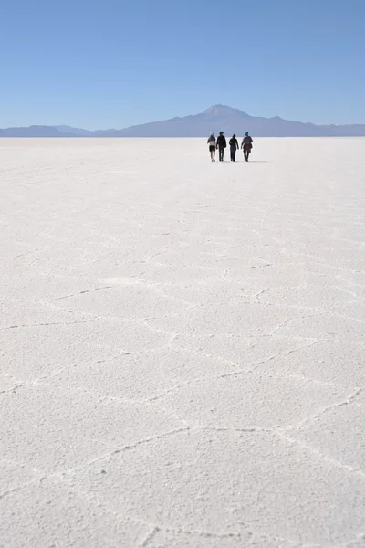 Tourists on the Uyuni salt flats — Stock Photo, Image