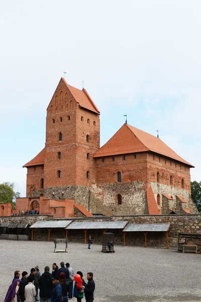 Turistas en el castillo de Trakai — Foto de Stock