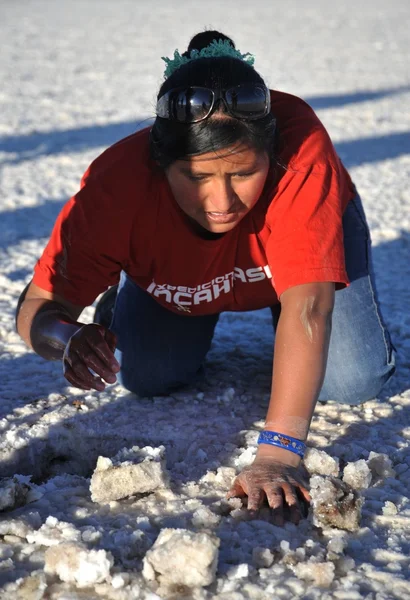 Bolivians mined salt crystals on the Uyuni salt flats — Stock Photo, Image