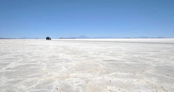 Tourists on the Uyuni salt flats — Stock Photo, Image