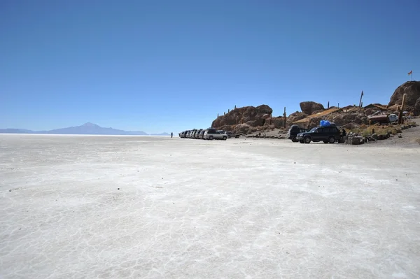 Turisti sulle saline di Uyuni — Foto Stock