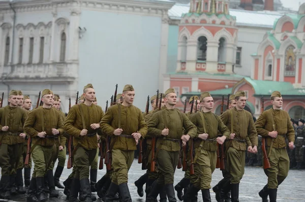 Rosyjscy żołnierze w postaci Wielkiej Wojny Ojczyźnianej w parady na placu czerwonym w Moskwie. — Zdjęcie stockowe