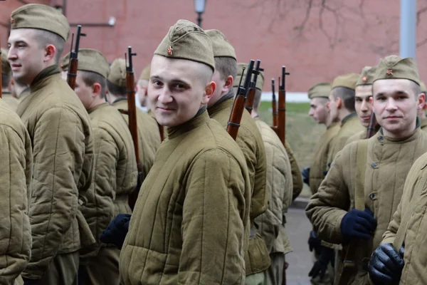 Des soldats russes se préparent à défiler sur la Place Rouge à Moscou . — Photo