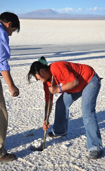 Bolivians mined salt crystals on the Uyuni salt flats — Stock Photo, Image