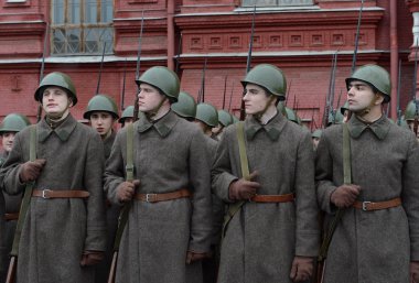 Rus askerleri Moskova Kızıl Meydan üzerinde geçit töreninde büyük Vatanseverlik Savaşı şeklinde.