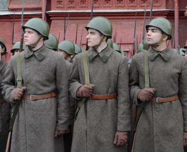 Rus askerleri Moskova Kızıl Meydan üzerinde geçit töreninde büyük Vatanseverlik Savaşı şeklinde.