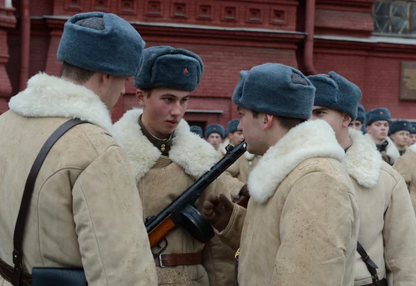 Russische soldaten in de vorm van de grote patriottische oorlog op de parade op het Rode plein in Moskou. — Stockfoto