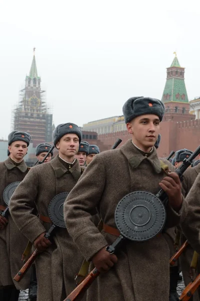 Russian soldiers in the form of the Great Patriotic War at the parade on Red Square in Moscow. — Stock Photo, Image