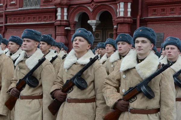 Russische Soldaten in Form des großen patriotischen Krieges bei der Parade auf dem Roten Platz in Moskau. — Stockfoto