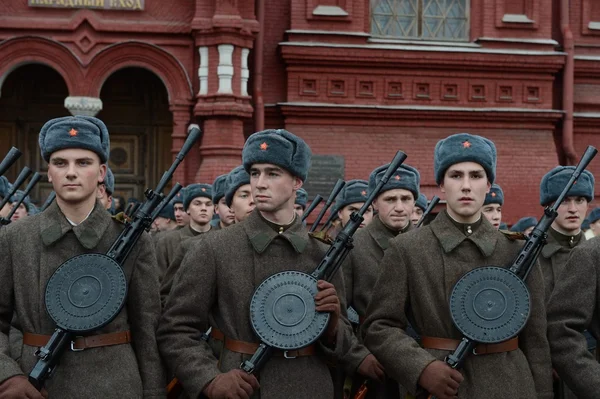 Soldados rusos en forma de la Gran Guerra Patria en el desfile de la Plaza Roja en Moscú . — Foto de Stock