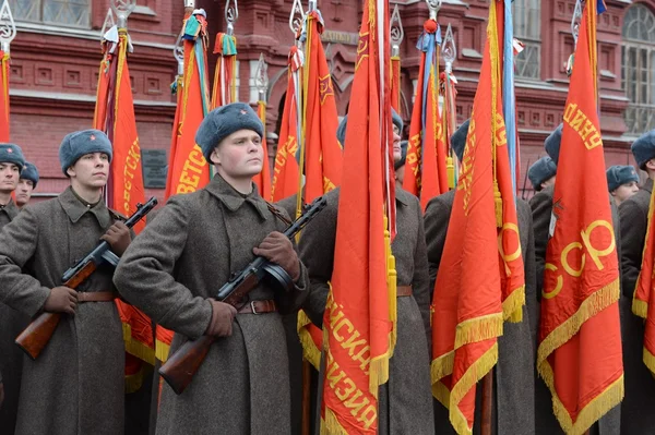 Russian soldiers in the form of the Great Patriotic War at the parade on Red Square in Moscow. — Stock Photo, Image