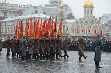 Rus askerleri Moskova Kızıl Meydan üzerinde geçit töreninde büyük Vatanseverlik Savaşı şeklinde.
