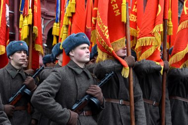 Rus askerleri Moskova Kızıl Meydan üzerinde geçit töreninde büyük Vatanseverlik Savaşı şeklinde.