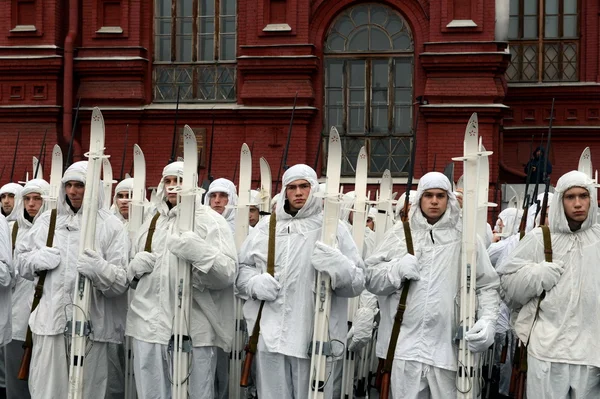 Russische soldaten in de vorm van de grote patriottische oorlog op de parade op het Rode plein in Moskou. — Stockfoto