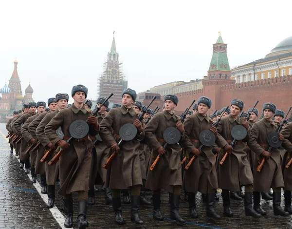 Soldats russes sous la forme de la Grande Guerre patriotique à la parade sur la Place Rouge à Moscou . — Photo