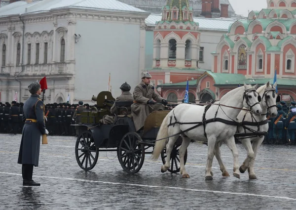 Ruští vojáci v podobě Velké vlastenecké války na přehlídku na Rudém náměstí v Moskvě. — Stock fotografie