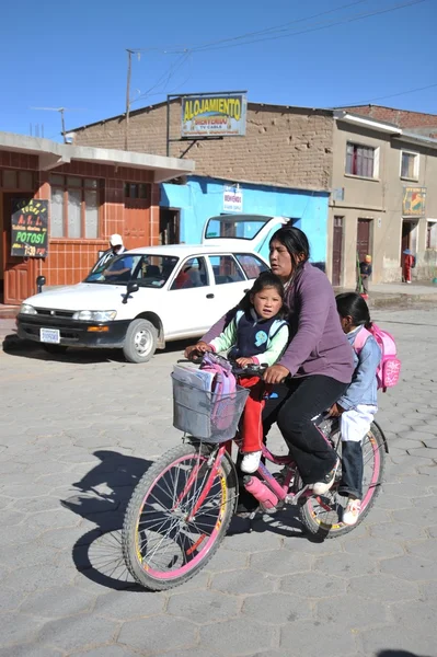 Residentes de la ciudad de Uyuni . —  Fotos de Stock