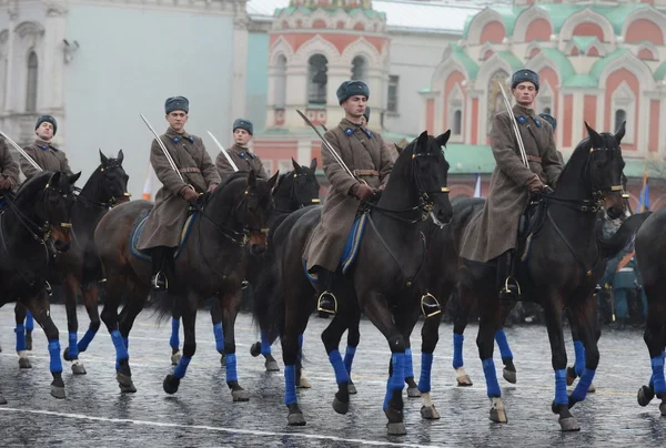 Tentara Rusia kavaleri dalam bentuk Perang Patriotik Besar di parade di Red Square di Moskow — Stok Foto