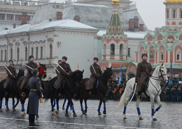 Soldati russi cavalleria nella forma della Grande Guerra Patriottica alla parata sulla Piazza Rossa a Mosca — Foto Stock