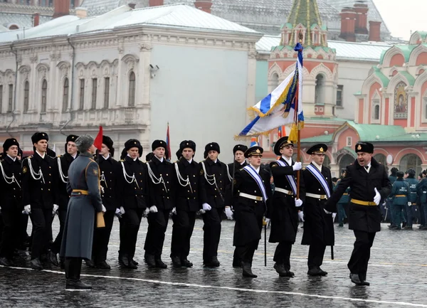 Les cadets du corps des Marines défilent sur la place rouge à Moscou . — Photo