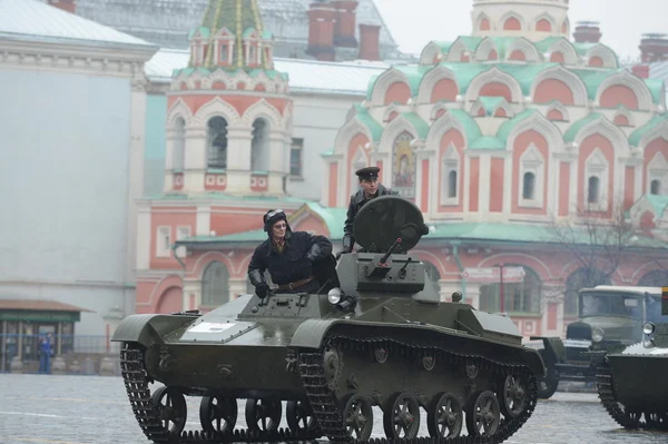 Hardware militar histórico sobre la reconstrucción de desfiles en la Plaza Roja de Moscú . — Foto de Stock