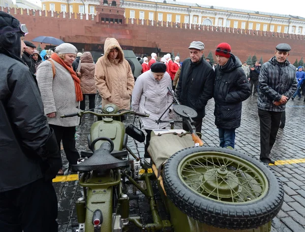 Hardware militar histórico sobre la reconstrucción de desfiles en la Plaza Roja de Moscú . — Foto de Stock