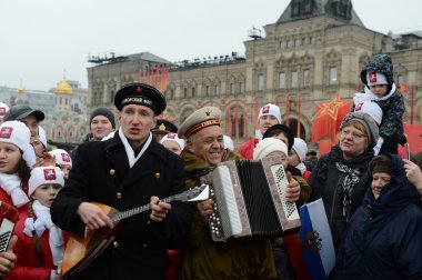 7 Kasım şenliğe Moskova Kızıl Meydan.