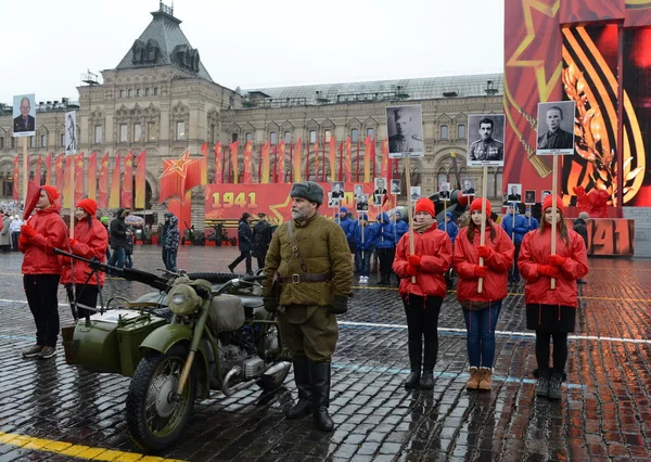 Matériel militaire historique sur la parade-reconstruction sur la Place Rouge à Moscou . — Photo