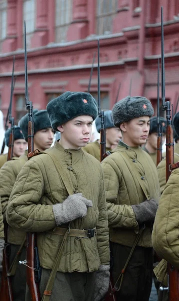 Soldados rusos en forma de la Gran Guerra Patria en el desfile de la Plaza Roja en Moscú . — Foto de Stock