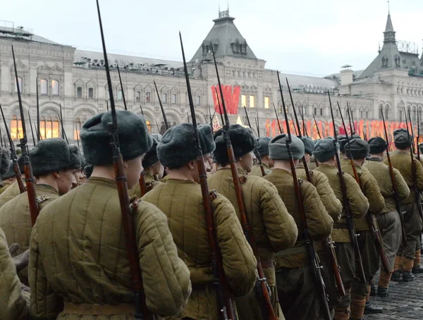 Russian soldiers in the form of the Great Patriotic War at the parade on Red Square in Moscow. — Stock Photo, Image