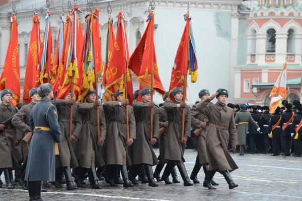 Soldats russes sous la forme de la Grande Guerre patriotique à la parade sur la Place Rouge à Moscou . — Photo