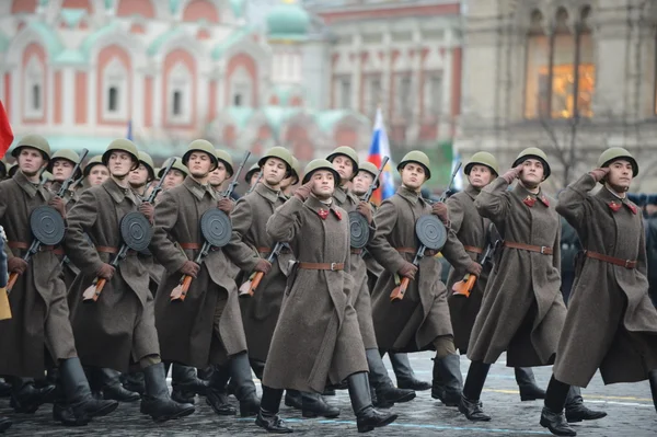 Soldados rusos en forma de la Gran Guerra Patria en el desfile de la Plaza Roja en Moscú . — Foto de Stock